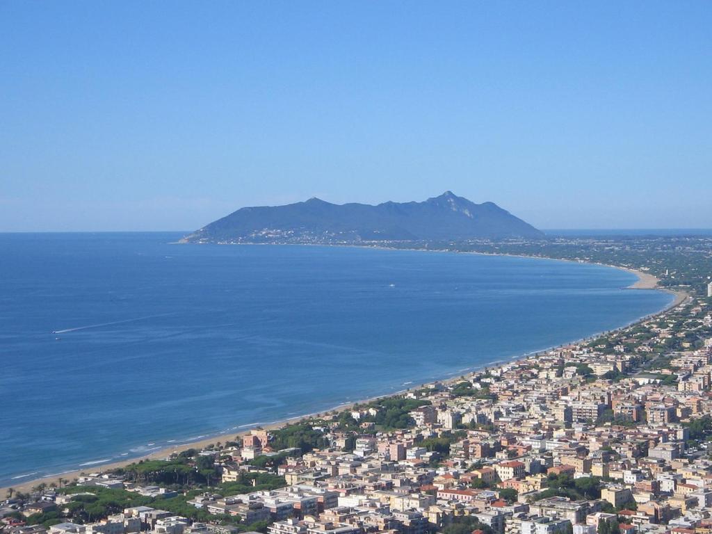 Royal Rooms Terracina Esterno foto