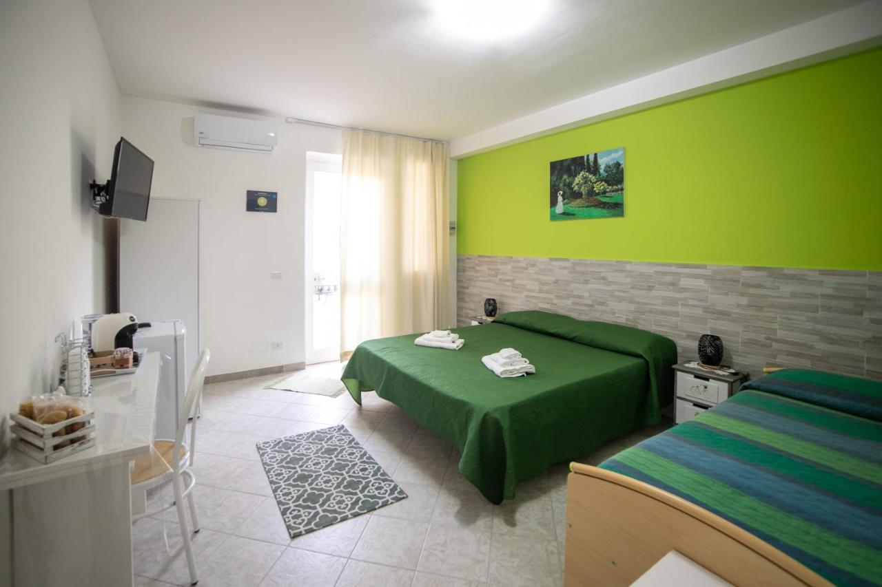 Royal Rooms Terracina Esterno foto